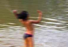 සරසවි සිසුවිය නිරුවත් කර සගයෝ 4 දෙනා ෆොටෝ ගහලා