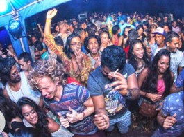 හැඟීම් උපද්දවා පොකට්ටුවම ශුද්ධ කරන රාත්රී සමාජ ශාලා නළඟනන්