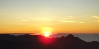 හාල්ටික අරක්කුවලටදී අපි පාන් කා වයින් බොමු adams-peak-sunrise