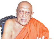 ජේ.ආර්. ප්රේමදාස චන්ද්රිකා මහින්ද සමග හැප්පුණු සෝභිත හිමි – Ven Sobitha Thero who clashes with executive presidents Sobitha-Thero