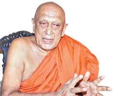 ජේ.ආර්. ප්රේමදාස චන්ද්රිකා මහින්ද සමග හැප්පුණු සෝභිත හිමි – Ven Sobitha Thero who clashes with executive presidents Sobitha-Thero