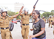 ශිෂ්යාවන්ගේ ඔළු පලන පොලීසියේ අවම බලය – Police put powers on demonstrators police-students