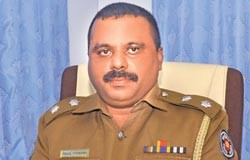 විසිපන් ලක්ෂය තුට්ටුවකට නොසැලකූ සපුගස්කන්දේ OIC මහත්තයා